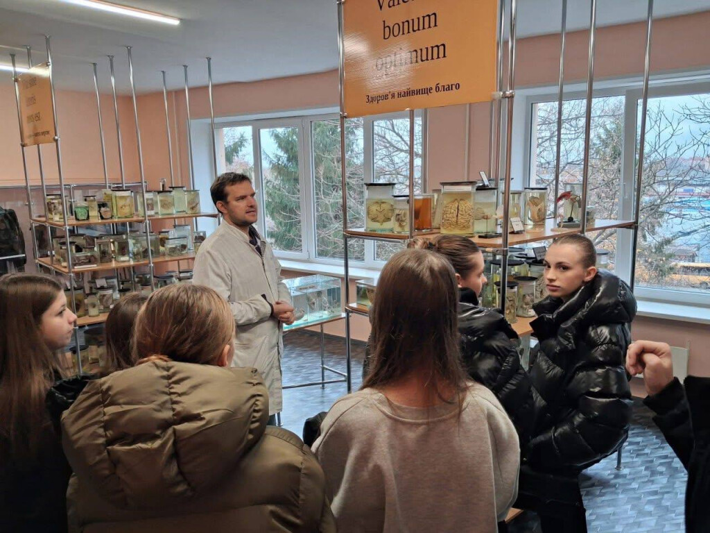 Подорож у світ людського тіла: учні Ліцею №17 відвідали анатомічний музей ПДМУ