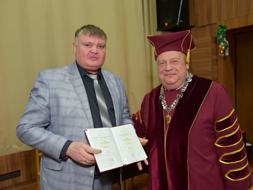 Щиро вітаємо колегу – Гриня Володимира Григоровича з офіційним присудженням наукового ступеня та отриманням диплому доктора медичних наук!