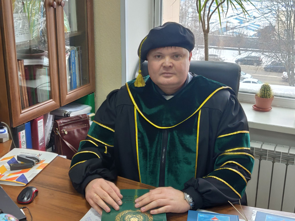 Щиро вітаємо колегу – Гриня Володимира Григоровича з офіційним присудженням наукового ступеня та отриманням диплому доктора медичних наук!