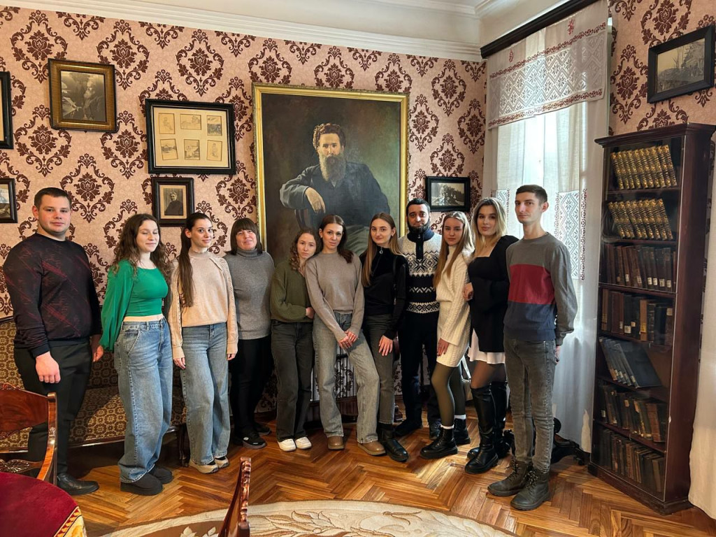 З'єднання науки і мистецтва: студенти-медики відзначають День музейного селфі