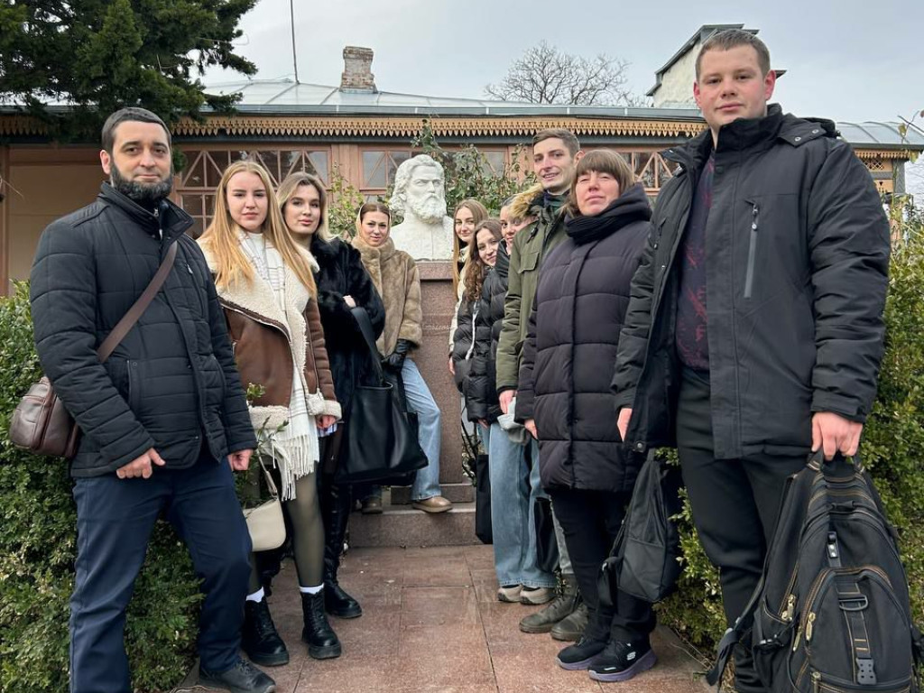 З'єднання науки і мистецтва: студенти-медики відзначають День музейного селфі