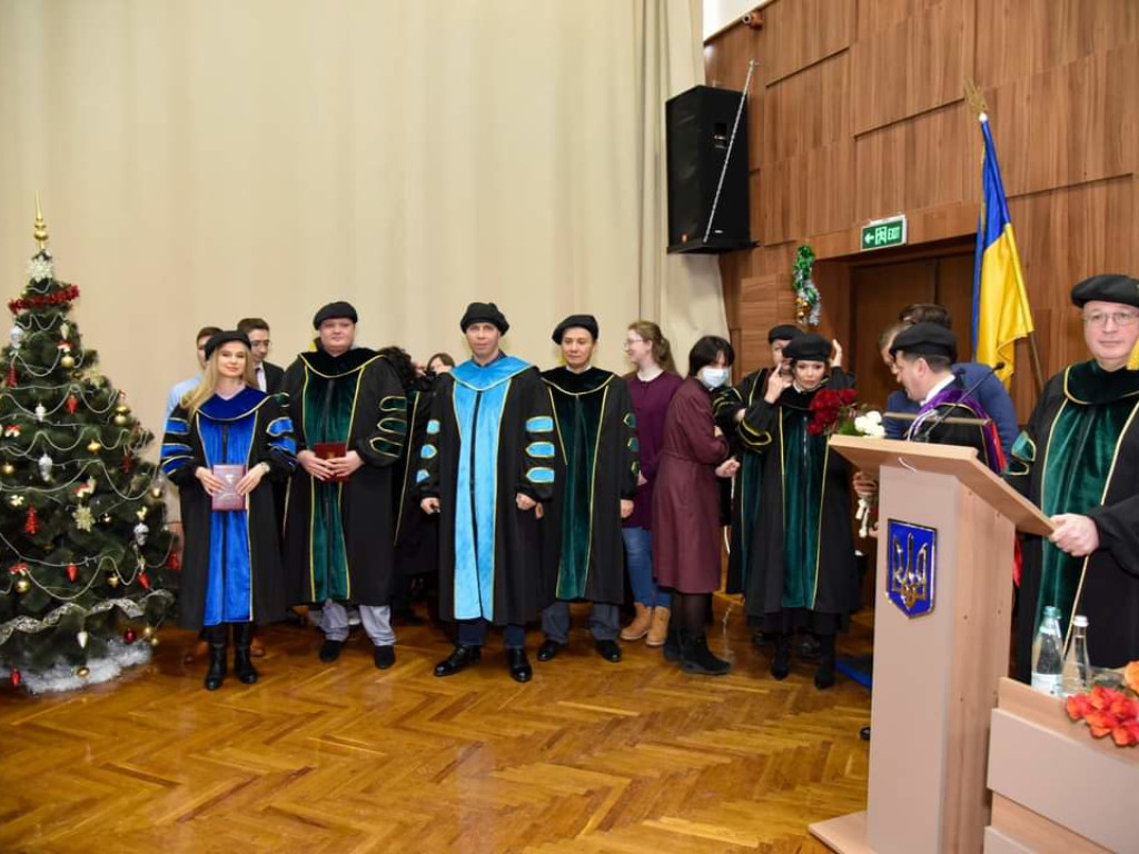 Щиро вітаємо колегу – Гриня Володимира Григоровича з офіційним присудженням наукового ступеня та отриманням диплому доктора медичних наук!