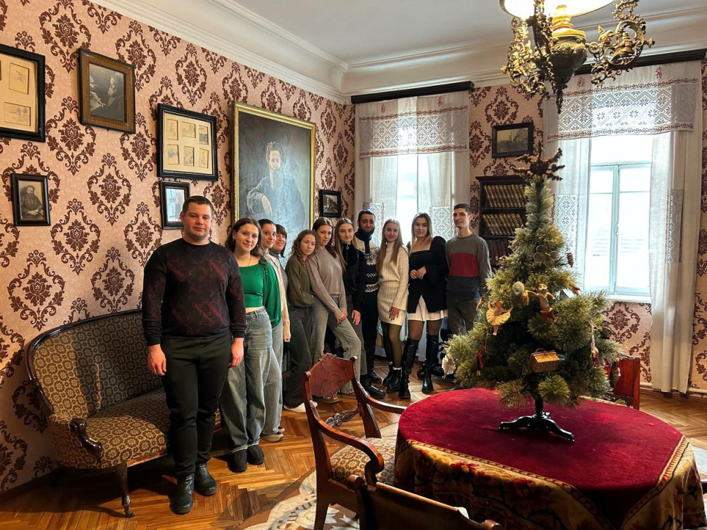 З'єднання науки і мистецтва: студенти-медики відзначають День музейного селфі