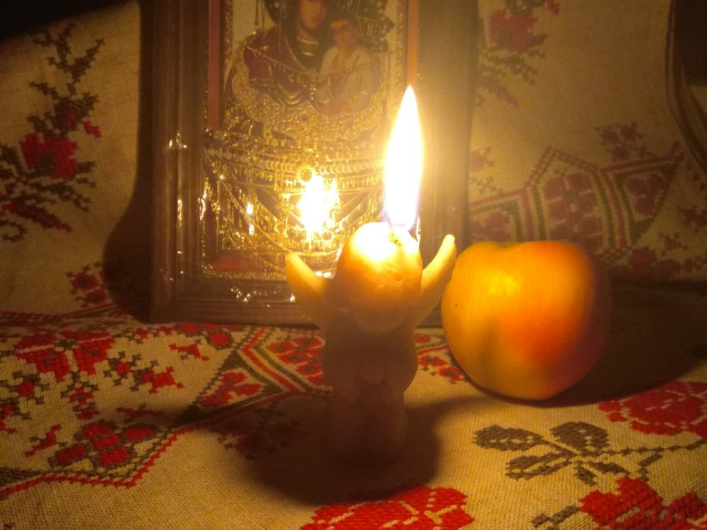 Традиційно в Україні проводять акцію «Запали свічку пам’яті».