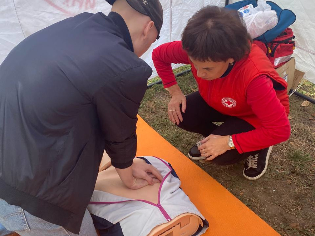 Навчись надавати першу медичну допомогу.