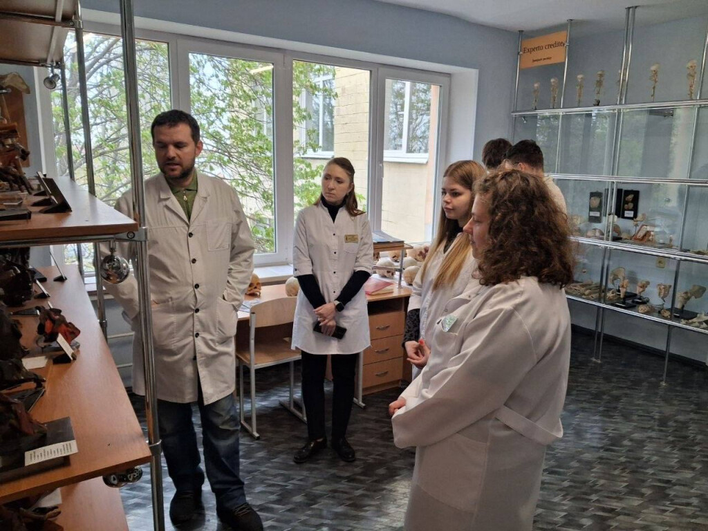 Як виглядає генетика наживо: інтерни ПДМУ вивчали патології у музеї анатомії