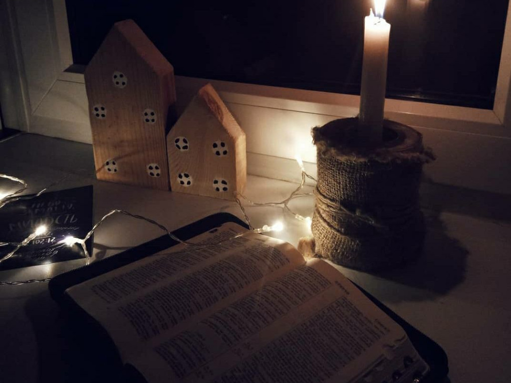 Традиційно в Україні проводять акцію «Запали свічку пам’яті».