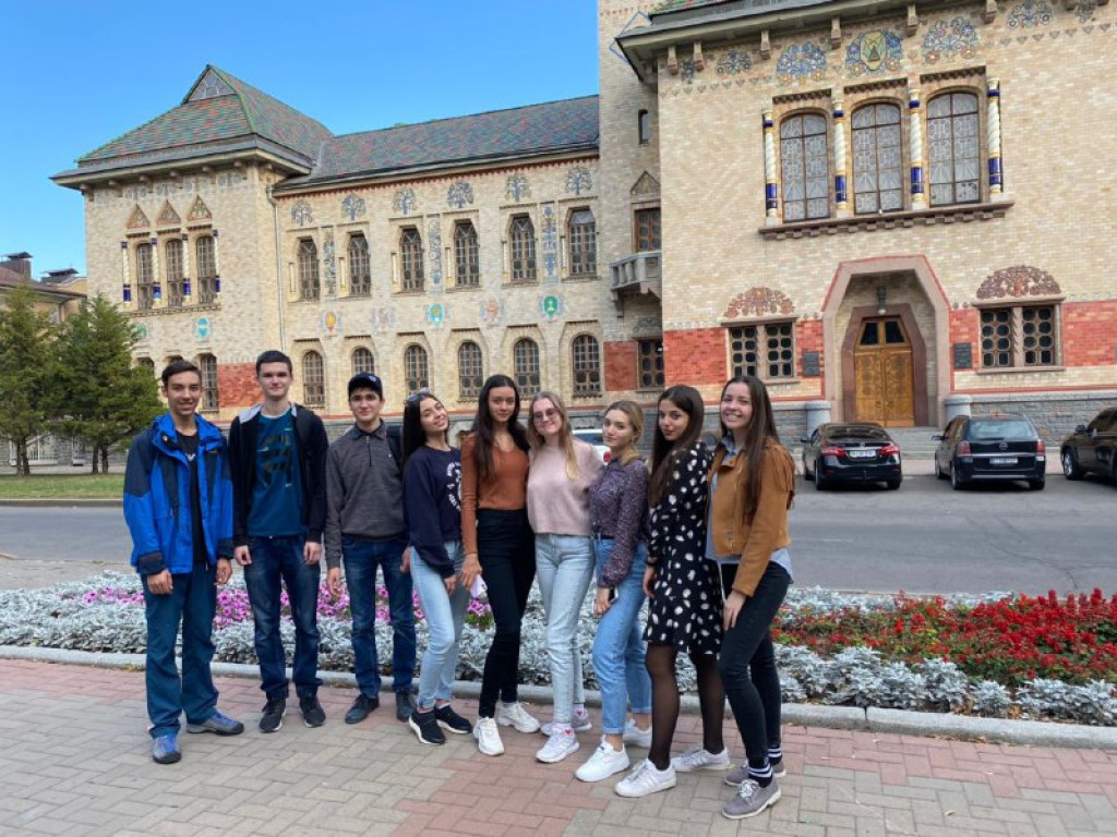 Знайомство студентів першого курсу стоматологічного факультету з мальовничою осінньою Полтавою