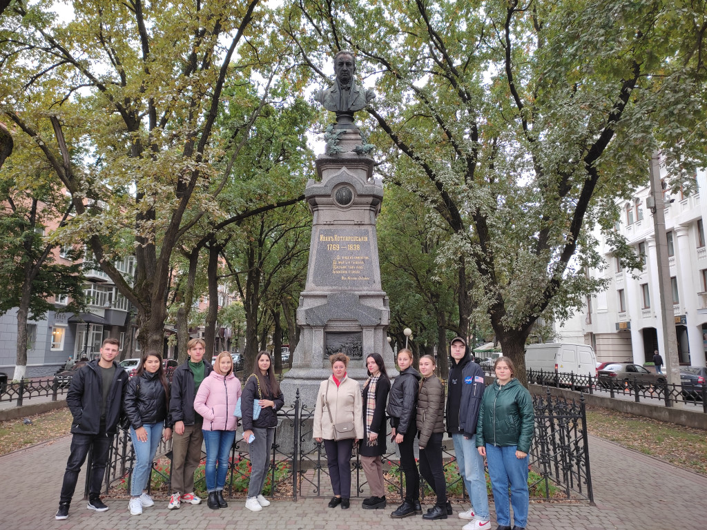 Знайомство студентів першого курсу стоматологічного факультету з літературними постатями мальовничої Полтави