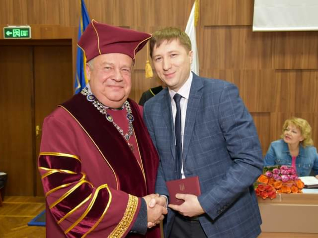 Щиро вітаємо колегу – Устенка Романа Леонідовича  з офіційним отриманням вченого звання та диплому доцента закладу вищої освіти!